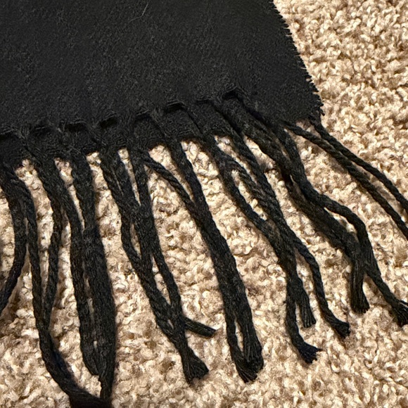 Oversized unisex 100% cashmere soft & cozy fringed scarf from Scotland - EUC! - Picture 3 of 6